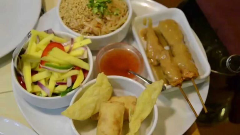 Explorando la Degustaci&oacute;n de Platillos Tailandeses en un Restaurante Internacional